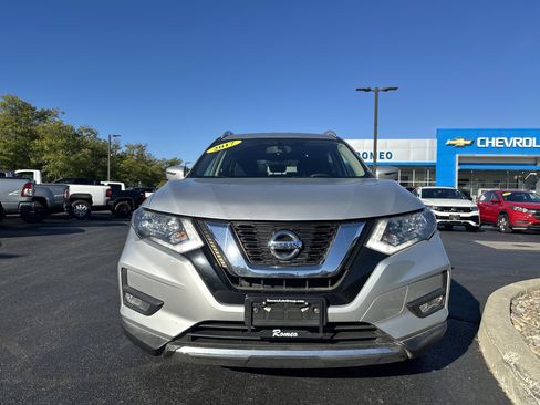 Used 2017 Nissan Rogue SV image 2