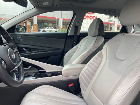 Used 2025 Hyundai Elantra Limited FWD image 9