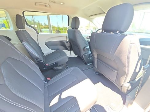 Used 2023 Chrysler Voyager LX FWD image 17