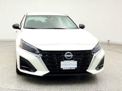 Used 2025 Nissan Altima 2.5 SV FWD image 2