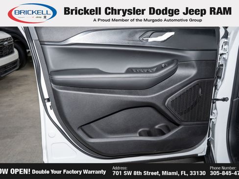 New 2025 Jeep Grand Cherokee Laredo image 11