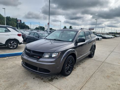 Used 2020 Dodge Journey SE w/ Blacktop Package FWD image 3