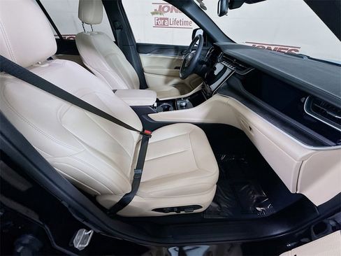 Used 2023 Jeep Grand Cherokee 4WD 4xe image 32