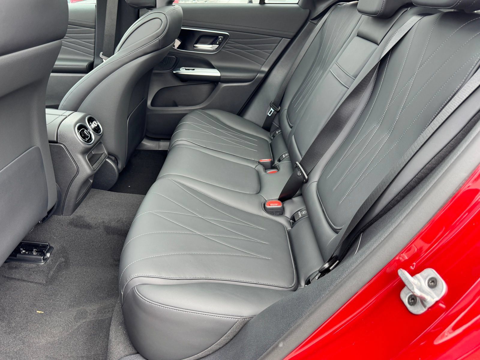 Used 2025 Mercedes-Benz GLC 300 4MATIC image 29