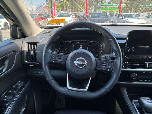 Used 2024 Nissan Pathfinder SL image 19