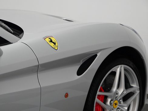 Used 2017 Ferrari California T RWD image 46