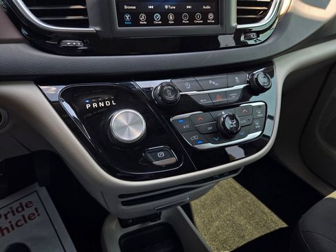 Used 2019 Chrysler Pacifica Touring Plus FWD image 23