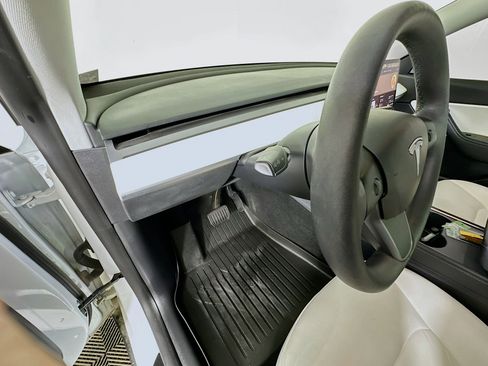 Used 2021 Tesla Model Y Long Range image 16