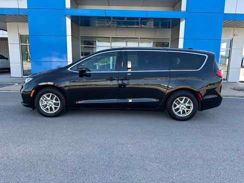 Used 2025 Chrysler Pacifica Select FWD image 6