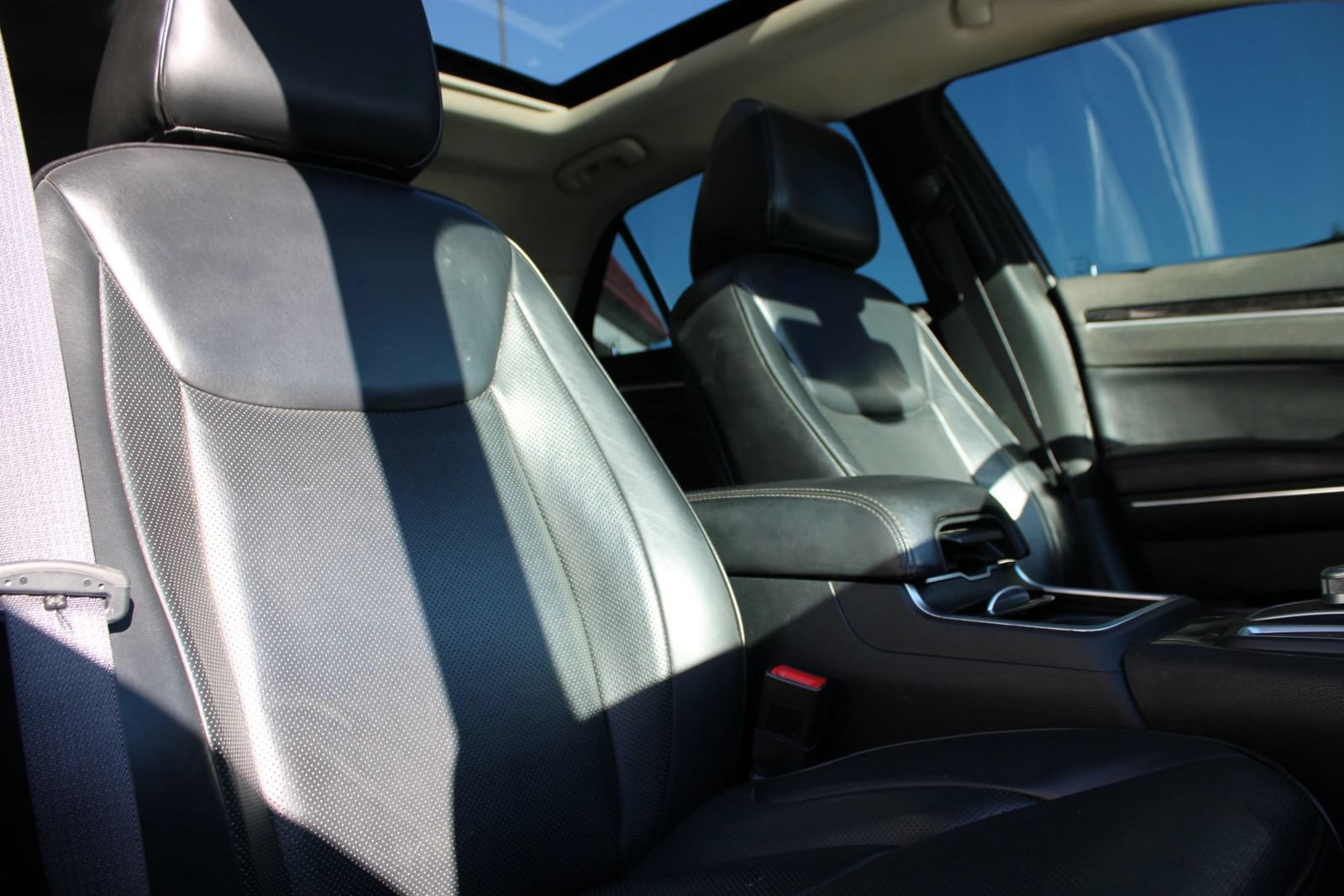 Used 2016 Chrysler 300 C RWD image 23