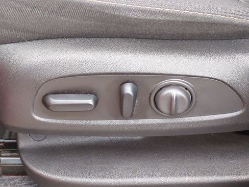 Used 2019 Chevrolet Equinox LT w/ Driver Convenience Package image 16