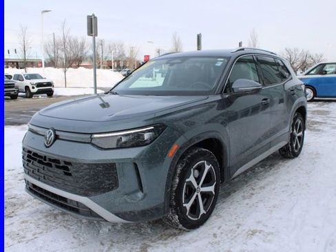 Used 2025 Volkswagen Tiguan SE image 3