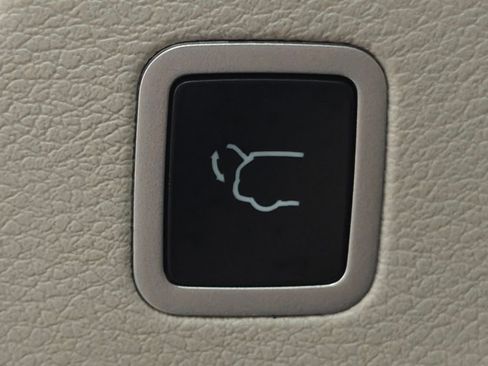 Used 2023 Chrysler Voyager LX FWD image 32