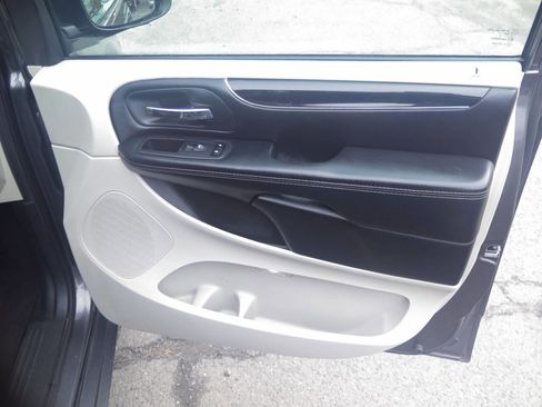 Used 2019 Dodge Grand Caravan SXT image 15