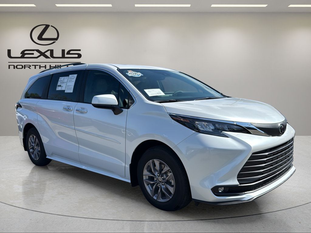 Used 2026 Toyota Sienna XLE FWD image 4