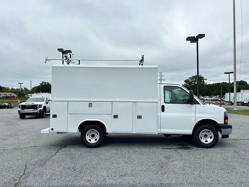 New 2025 GMC Savana 3500 w/ Power Convenience Package RWD image 3
