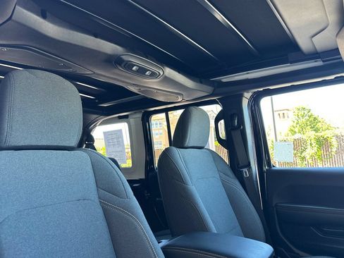 Used 2025 Jeep Wrangler Unlimited Sahara w/ Safety Group AWD/4WD image 17