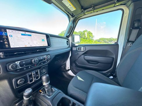 Certified 2025 Jeep Gladiator Sport AWD/4WD image 25