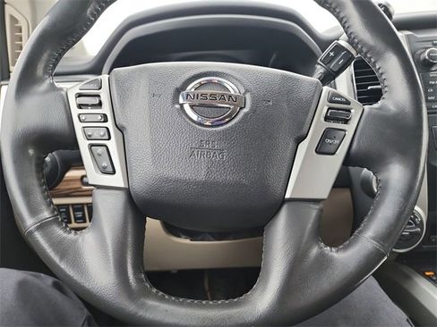 Used 2018 Nissan Titan SL image 19