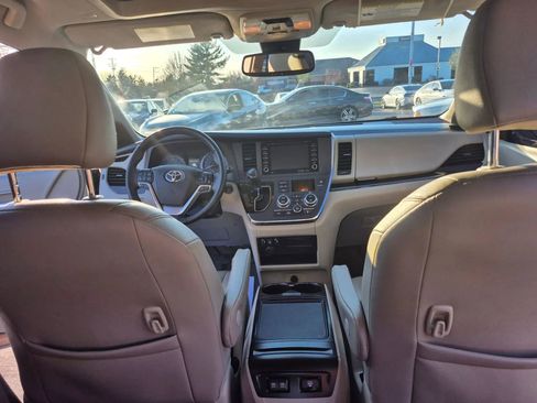 Used 2019 Toyota Sienna XLE image 15