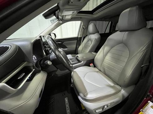 Used 2022 Toyota Highlander XLE AWD/4WD image 11
