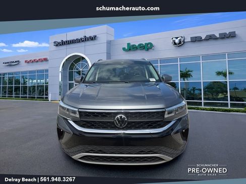 Used 2023 Volkswagen Taos SE w/ Panoramic Sunroof Package FWD image 2