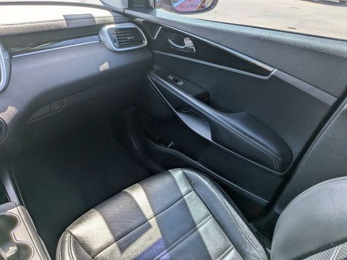 Used 2019 Kia Sorento FWD image 17