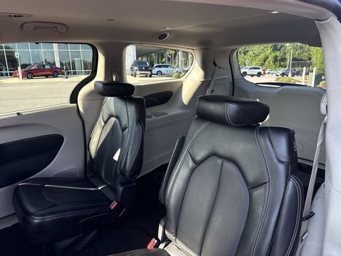 Used 2023 Chrysler Pacifica Touring-L FWD image 24