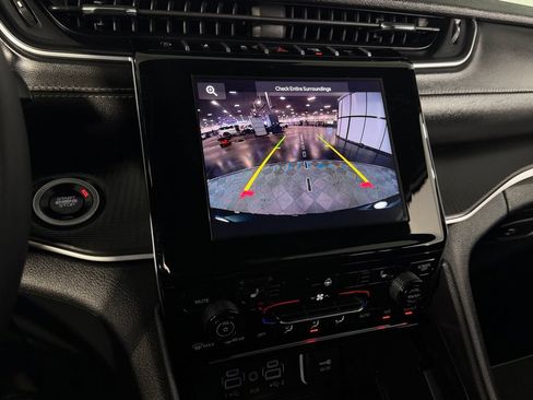 Certified 2025 Jeep Grand Cherokee Altitude AWD/4WD image 17