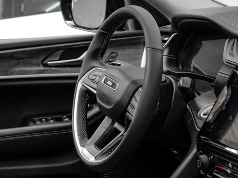 Used 2023 Jeep Grand Cherokee L Limited AWD/4WD image 19