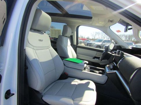 Used 2025 Ford Expedition Max Platinum w/ Driver's Package image 22