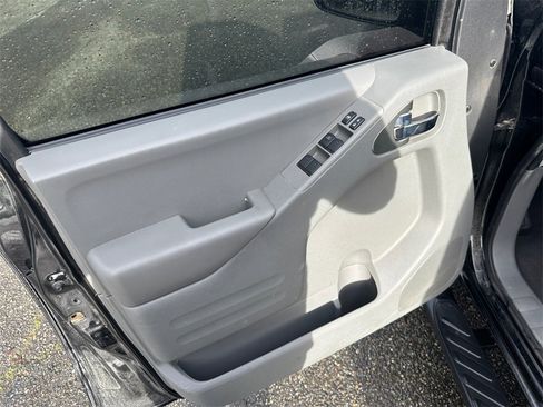 Used 2021 Nissan Frontier SV image 11