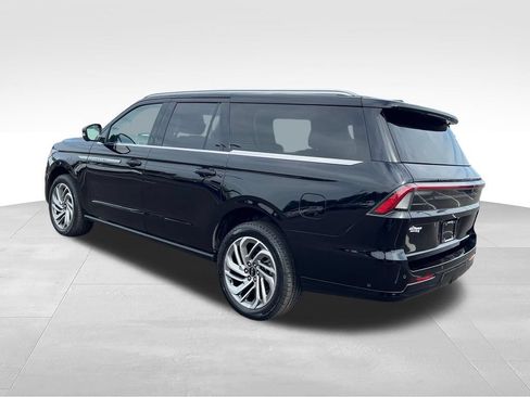 Used 2025 Lincoln Navigator L Reserve AWD/4WD image 3