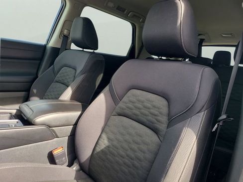 Used 2024 Nissan Pathfinder SV image 2