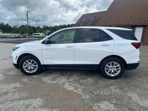 Used 2023 Chevrolet Equinox LS w/ LS Convenience Package AWD/4WD image 2