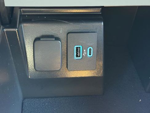 Used 2022 Ford Explorer XLT w/ Equipment Group 202A AWD/4WD image 14