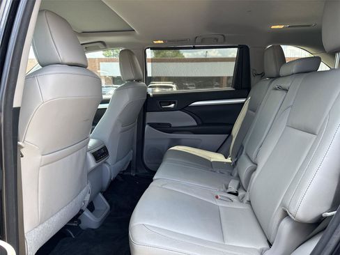 Used 2018 Toyota Highlander XLE AWD/4WD image 22