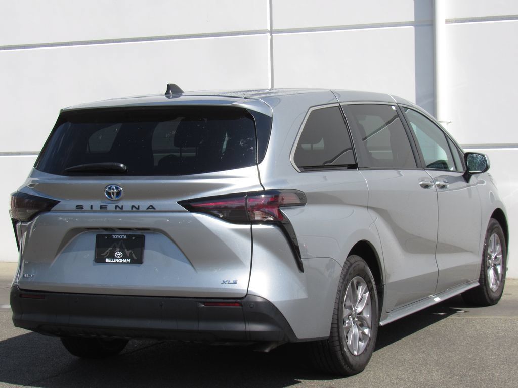 Certified 2025 Toyota Sienna XLE FWD image 6