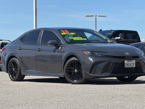 Used 2025 Toyota Camry SE w/ Convenience Package FWD image 2