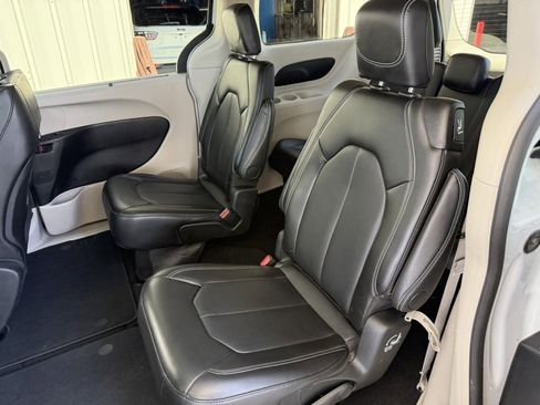 Used 2024 Chrysler Pacifica Touring-L FWD image 13