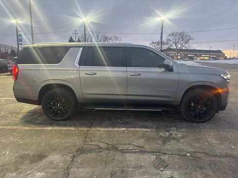 Used 2024 Chevrolet Suburban LT w/ Luxury Package image 5