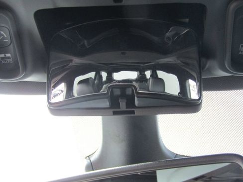 Used 2025 Chrysler Pacifica Limited FWD image 38