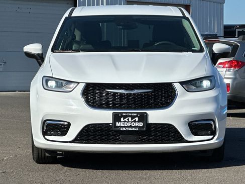 Used 2023 Chrysler Pacifica Touring-L FWD image 10