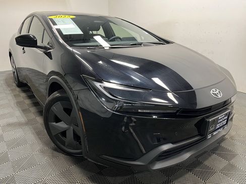 Used 2025 Toyota Prius LE image 1