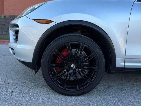 Used 2012 Porsche Cayenne Turbo image 33
