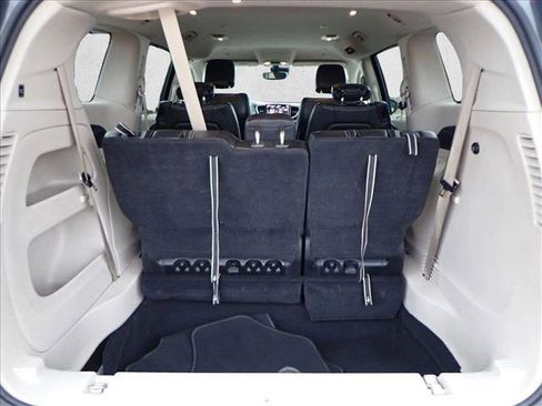 Used 2022 Chrysler Pacifica Touring-L image 8