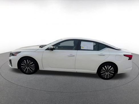 Used 2025 Nissan Altima 2.5 SV FWD image 8
