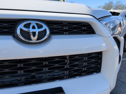 Used 2017 Toyota 4Runner SR5 Premium image 6