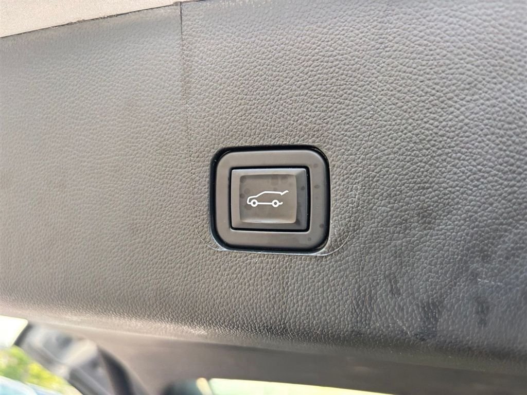 Used 2023 Chevrolet Traverse LT w/ LPO, Cargo Package AWD/4WD image 18