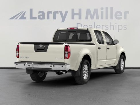 Used 2018 Nissan Frontier SV image 2